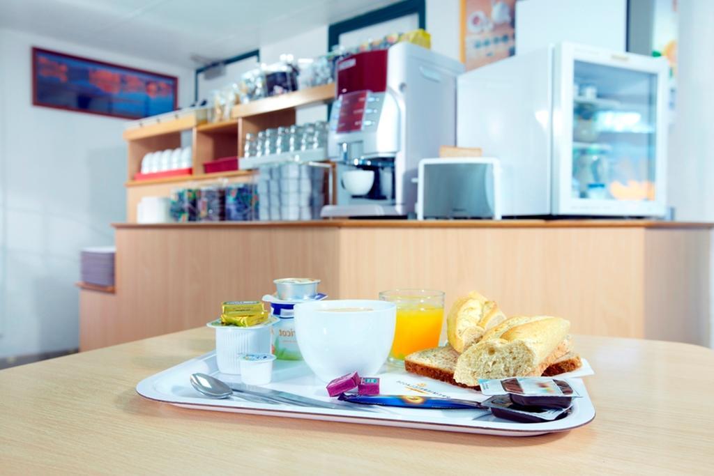 Premiere Classe Évreux Dış mekan fotoğraf A typical breakfast