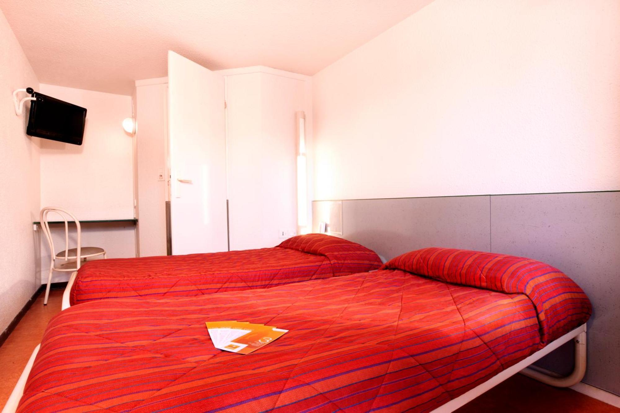 Premiere Classe Évreux Oda fotoğraf A typical room at a Campanile hotel