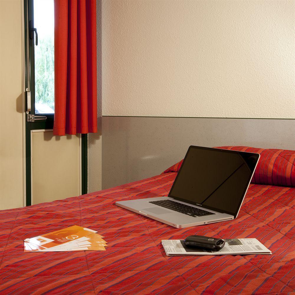 Premiere Classe Évreux Dış mekan fotoğraf A typical room at a Campanile hotel