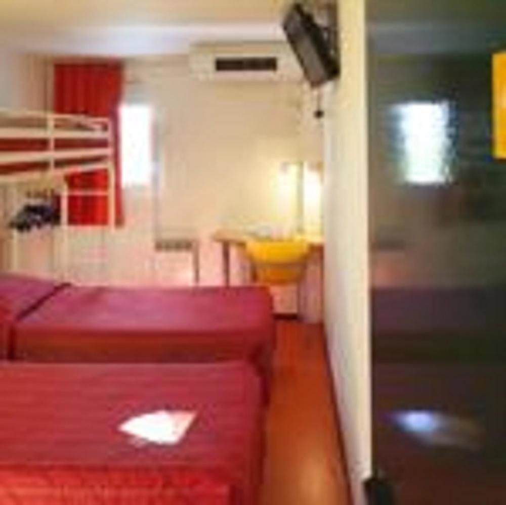 Premiere Classe Évreux Dış mekan fotoğraf A typical room at a love hotel