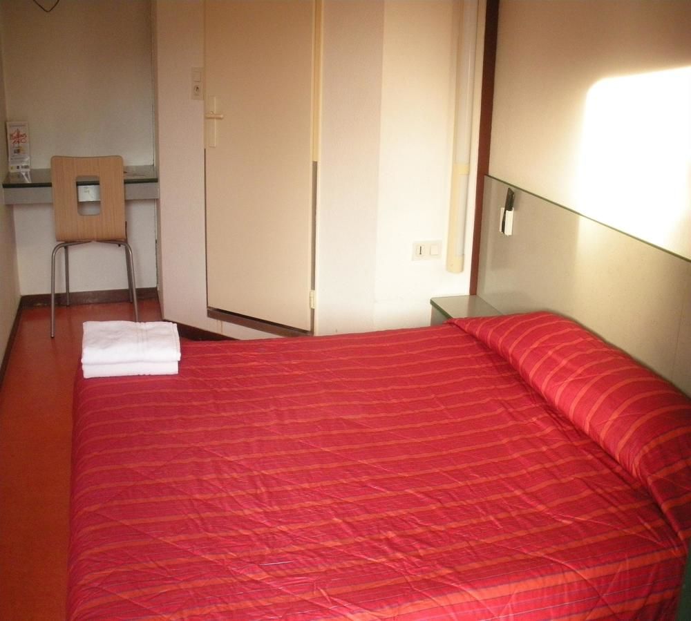 Premiere Classe Évreux Dış mekan fotoğraf A typical room at a youth hostel