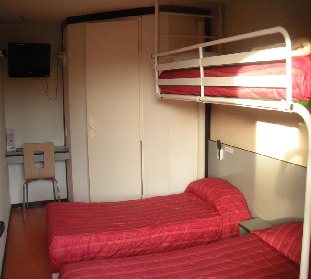 Premiere Classe Évreux Dış mekan fotoğraf A typical room at a youth hostel