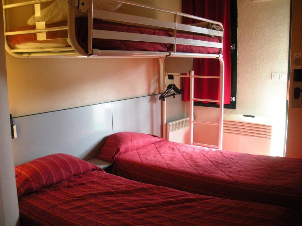 Premiere Classe Évreux Dış mekan fotoğraf A typical room at a French Ibis budget hotel