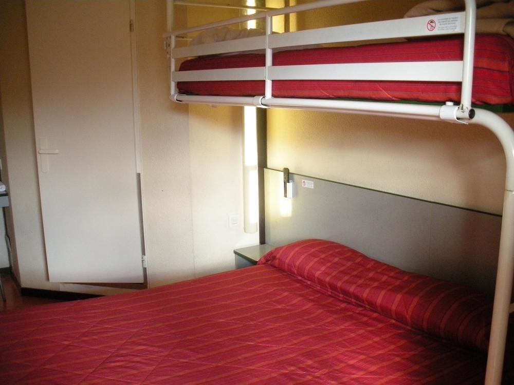 Premiere Classe Évreux Dış mekan fotoğraf A typical room at a youth hostel