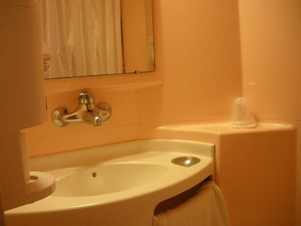 Premiere Classe Évreux Dış mekan fotoğraf A washbasin