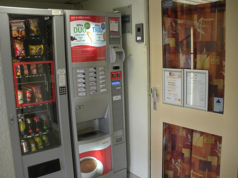 Premiere Classe Évreux Dış mekan fotoğraf A vending machine