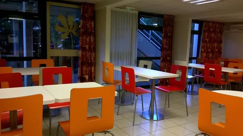 Premiere Classe Évreux Dış mekan fotoğraf The interior of a typical McDonald's restaurant