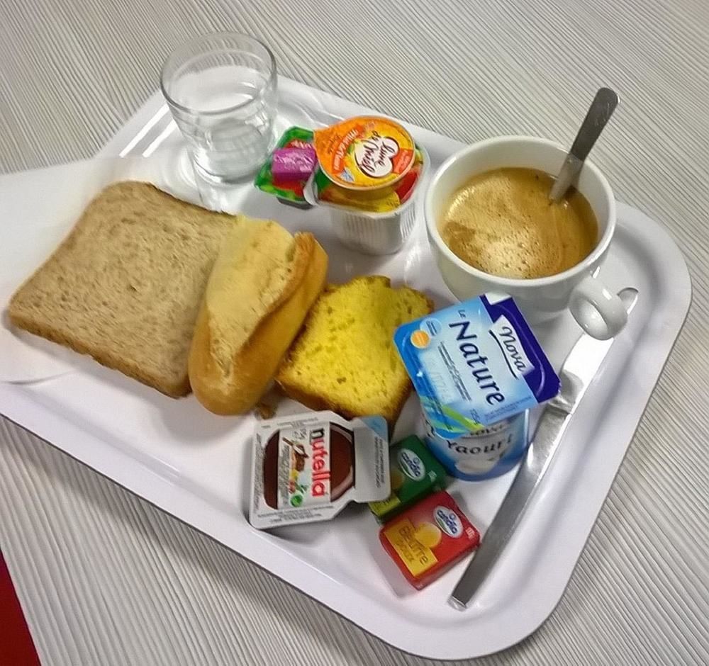 Premiere Classe Évreux Dış mekan fotoğraf A typical breakfast in France