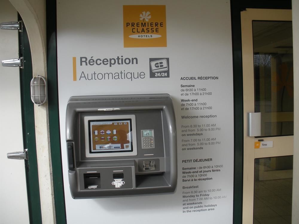 Premiere Classe Évreux Dış mekan fotoğraf An automated hotel check-in machine
