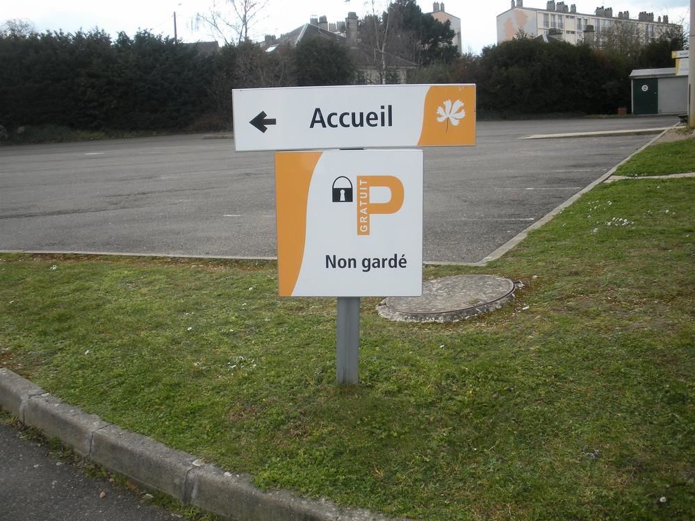 Premiere Classe Évreux Dış mekan fotoğraf A sign in French