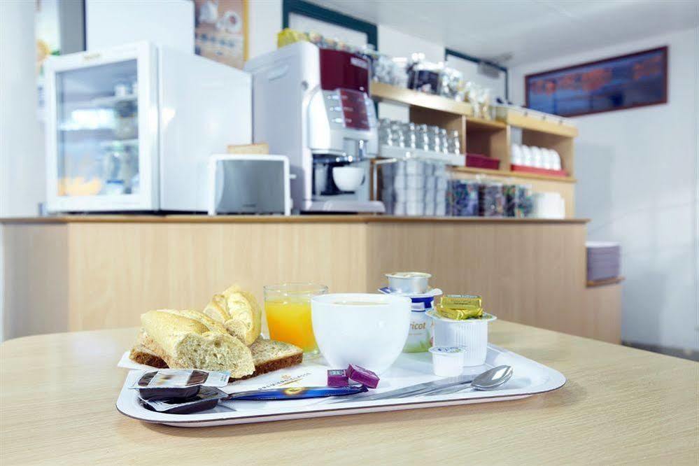 Premiere Classe Évreux Dış mekan fotoğraf A typical breakfast at a German hotel