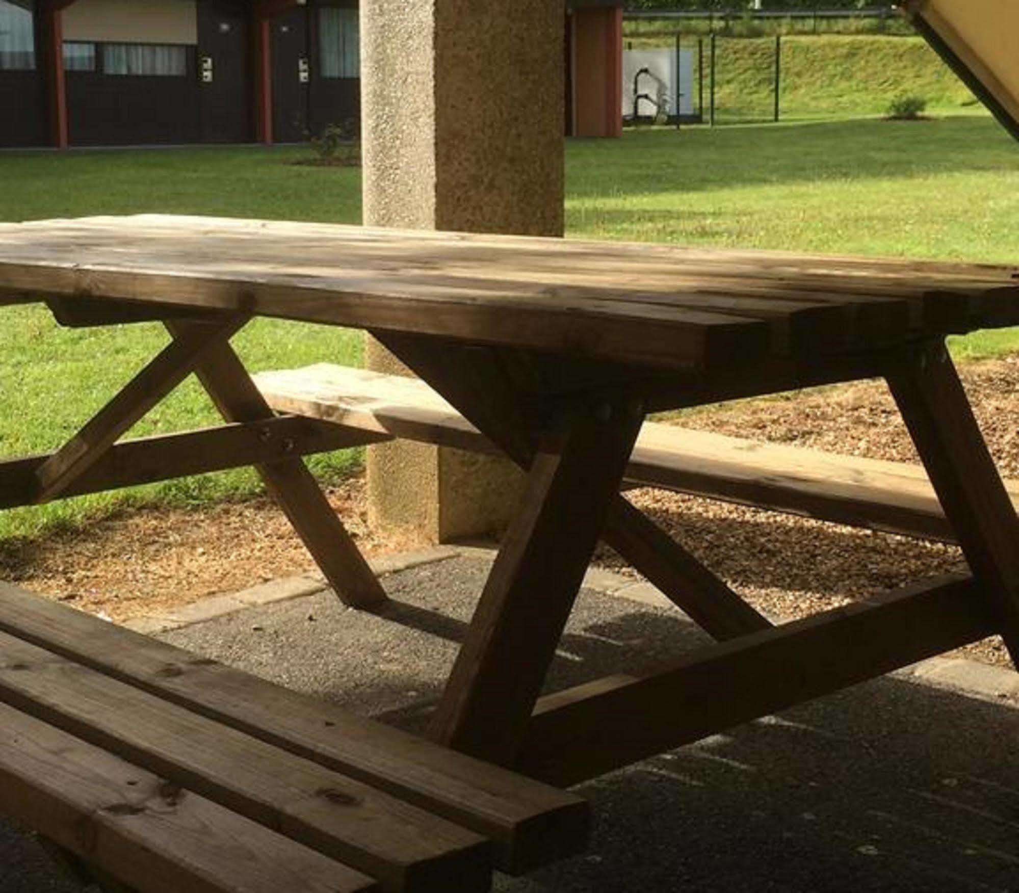 Premiere Classe Évreux Dış mekan fotoğraf A picnic table