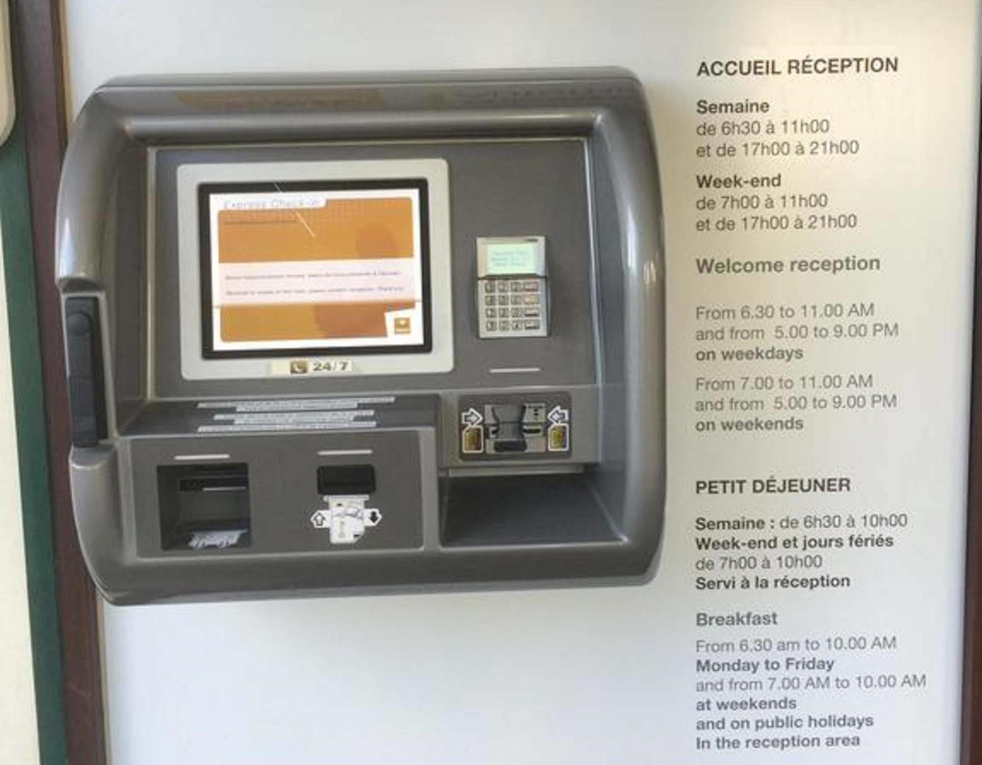 Premiere Classe Évreux Dış mekan fotoğraf A self-service kiosk at the reception area of a hotel