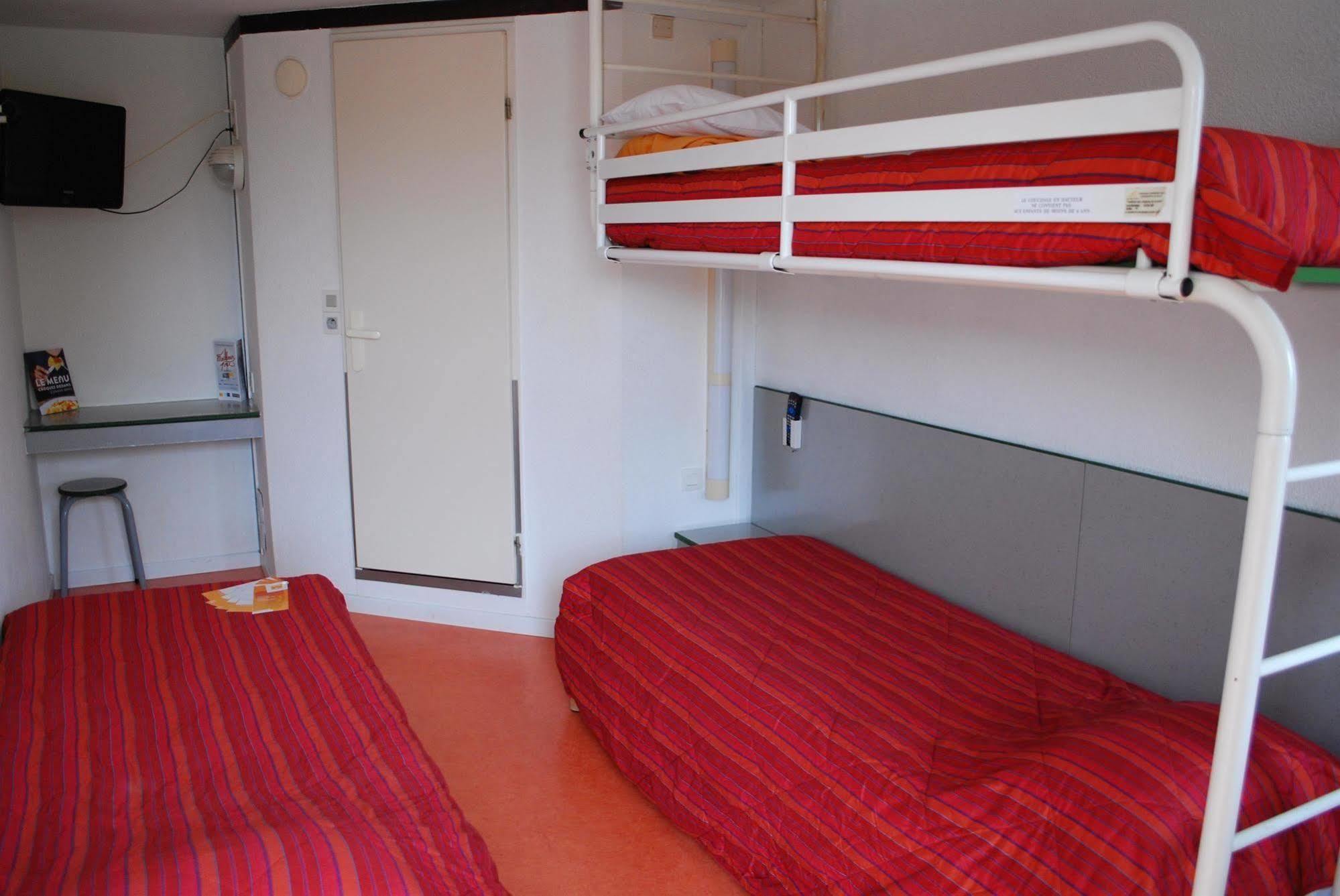 Premiere Classe Évreux Dış mekan fotoğraf A typical room at a youth hostel