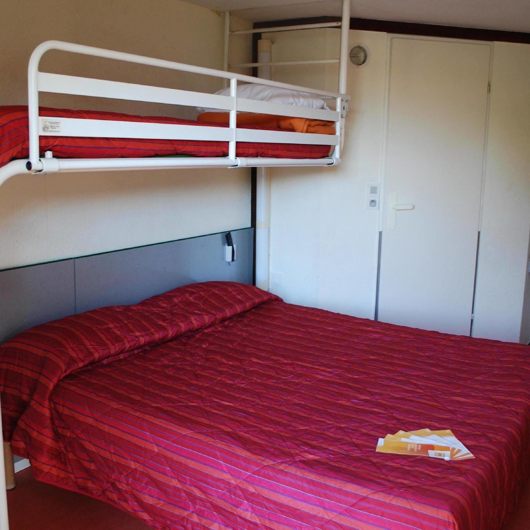 Premiere Classe Évreux Dış mekan fotoğraf A bunk bed in a hotel room