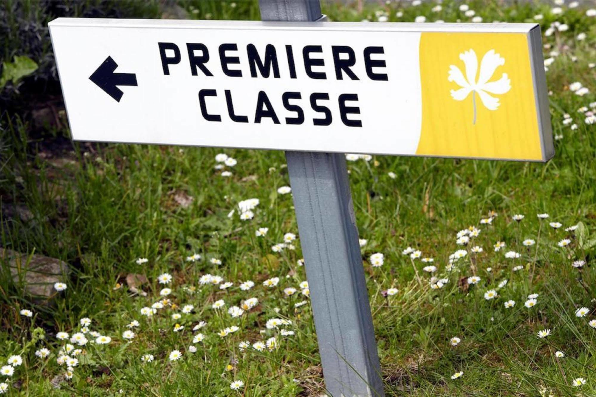 Premiere Classe Évreux Dış mekan fotoğraf A sign for the route